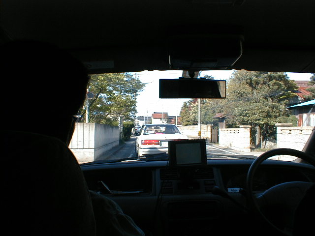 �X�̉Ƃ͉����H�Ƃ�������̐l�ɕ����ĉ���Ă����Ƃ���A�Ȃ�ƎԂɏ���Ēǂ������Ă��āA�e�؂ɂ��X�̉Ƃ̑O�܂ňē����Ă�����������i�Ȃ��΂��܁B�̎ԁB