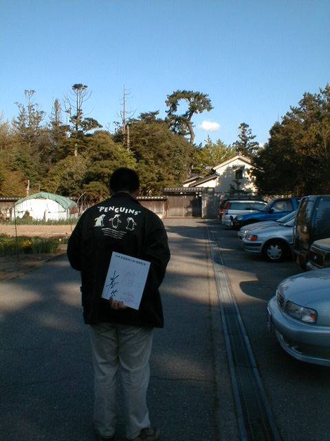 �N������B�@�X�ƒ��ԏ�̔����v��ׂ̈Ɏ��@����Ă���͗l�B���҂��H�i��